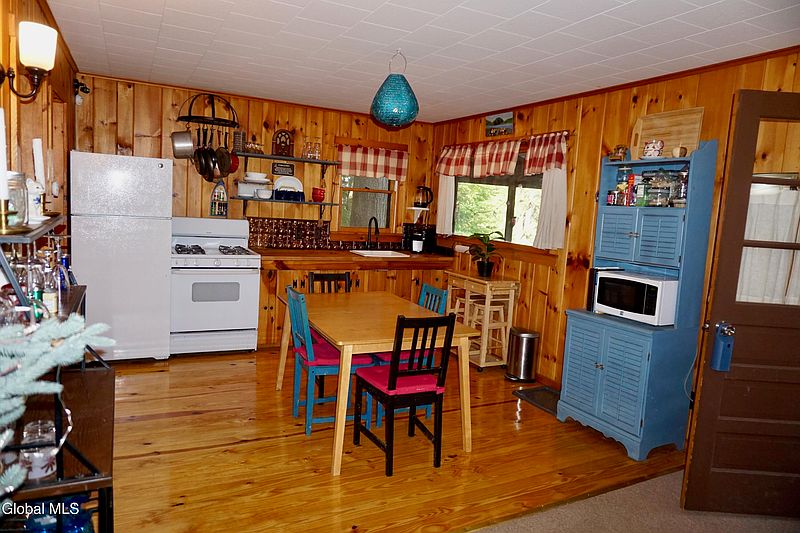 3rd image of 2271 N Shore Road