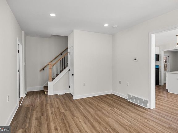 4th image of 985 Main St