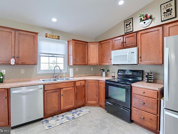 3rd image of 235 W Meadow Ave