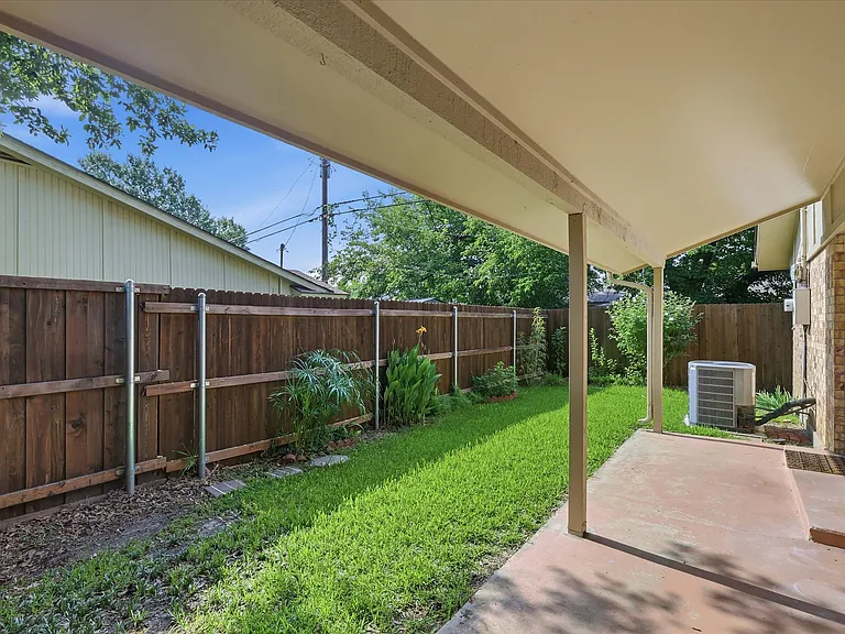 826 Shady Glen Ln — Photo 15