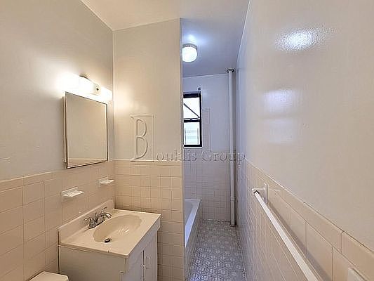 5th image of 2552 38th St APT 1C