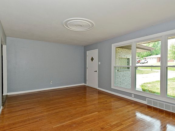 4th image of 1025 Poplar Dr