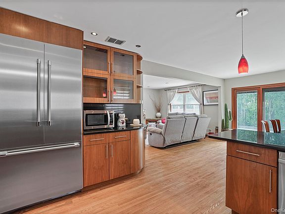 5th image of 268 Ardsley Street