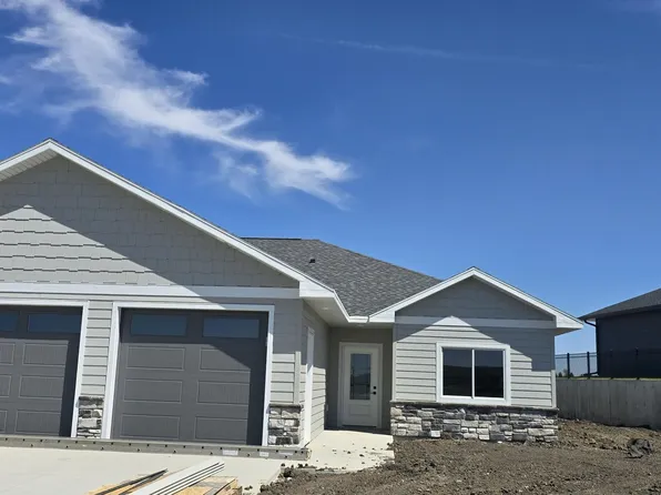 551 Kaylee Ct, Watertown, SD 57201
