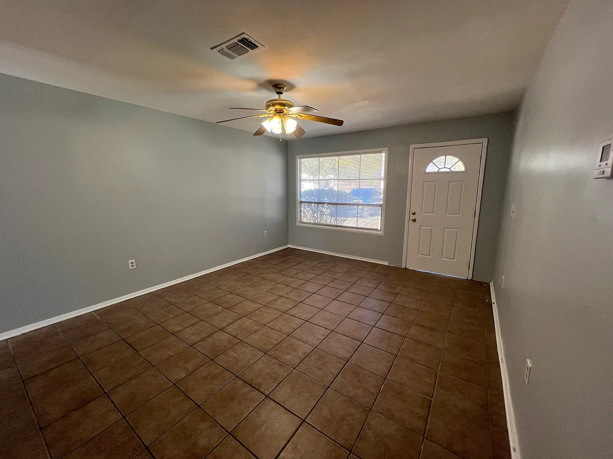 Building Photo - 710 Northhill Dr