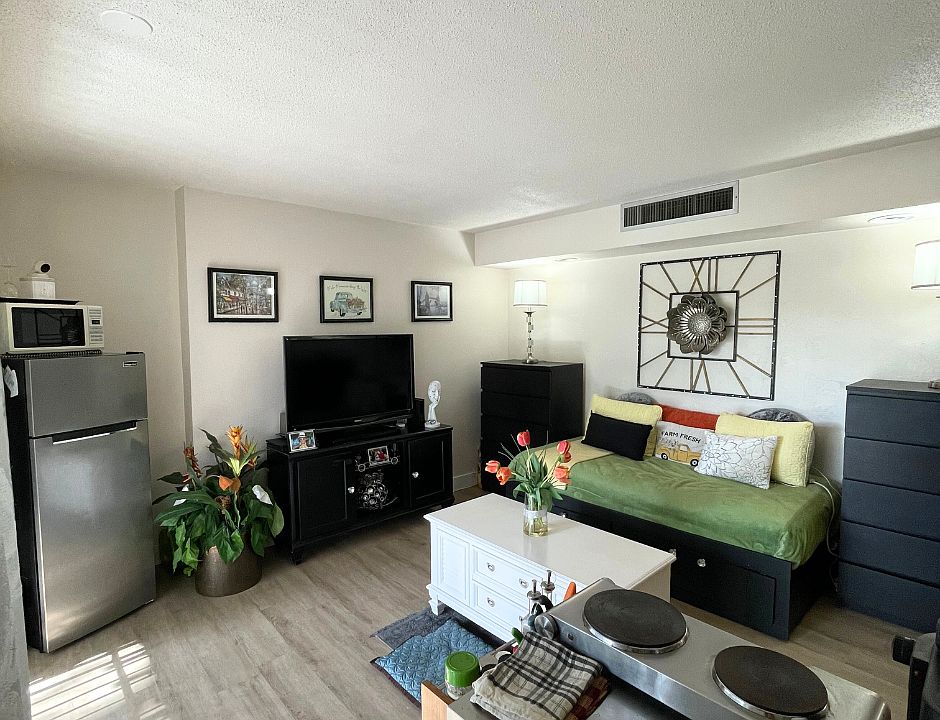 1st image of 3362 Camelot Dr