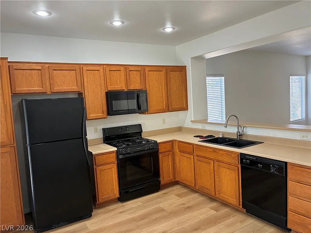 2 bed, 1.5 bath, 1096 sqft, $1,916 — Photo 2