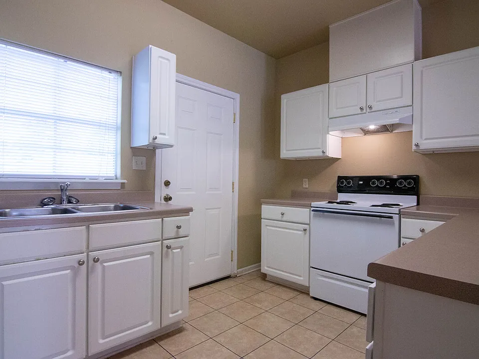 PELICAN-PLACE-TOWNHOMES-4439-BROWN-KITCHEN2_06272023