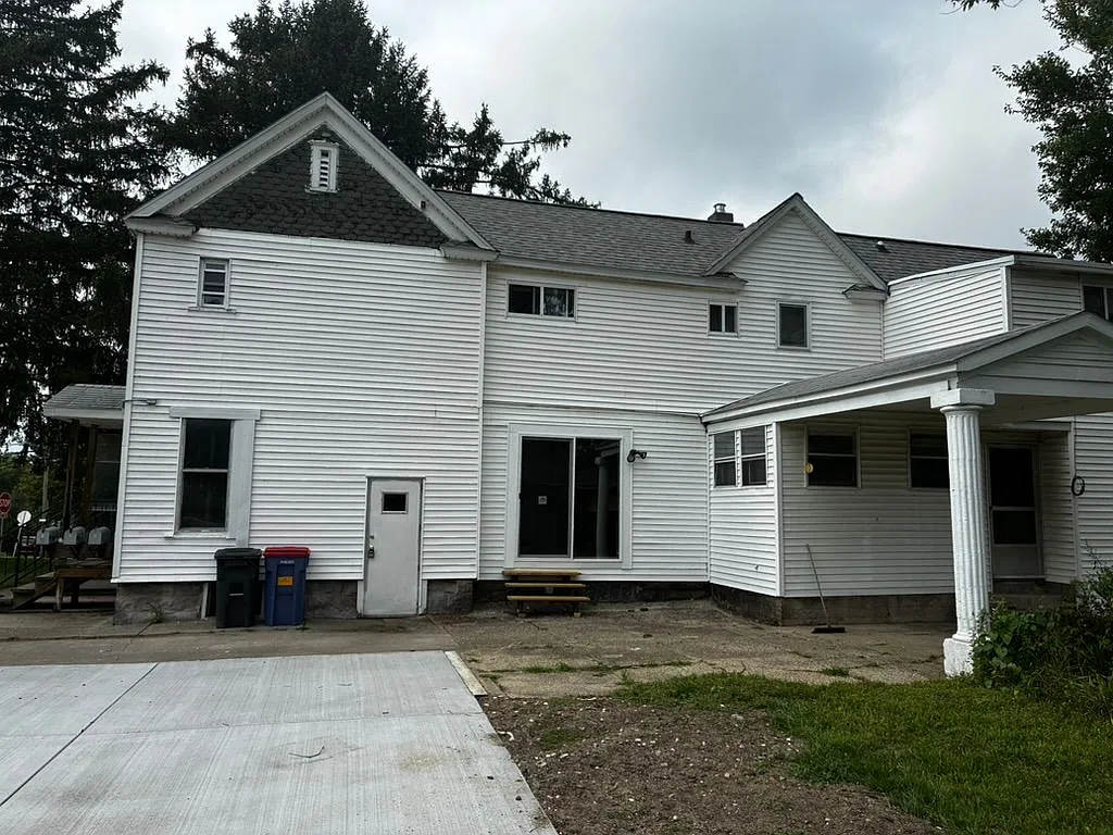 Studio, 1.0 bath, 300 sqft, $1,000 — Photo 2