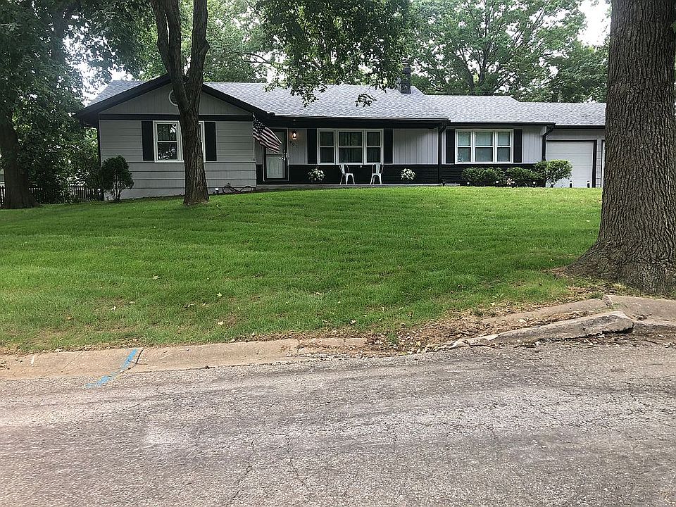 1st image of 901 W 96th St