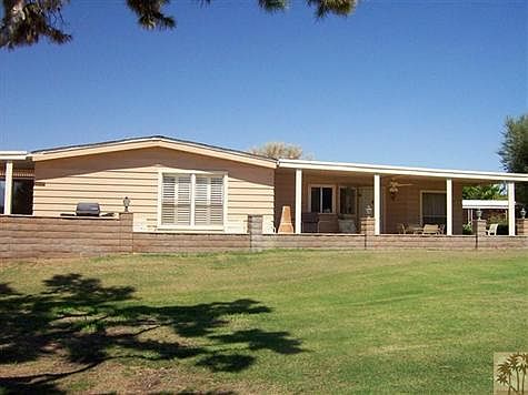 Home is situated for great views of the greenbelt and mountains!
