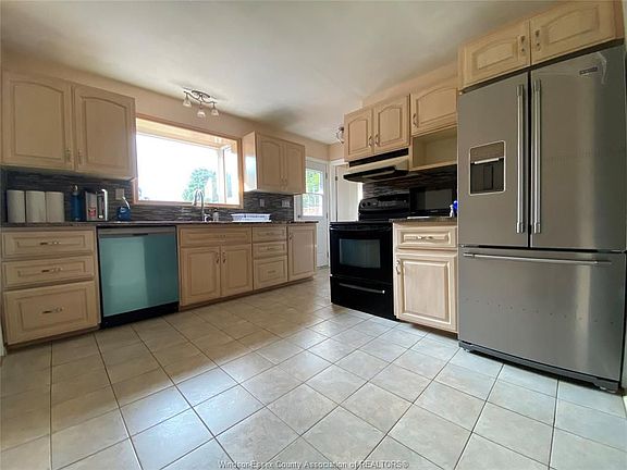 4th image of 4060 Churchill Dr