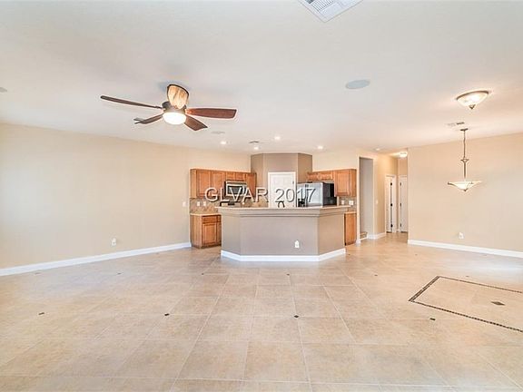 LARGE DOWNSTAIRS AREA*GREAT FOR ENTERTAINING