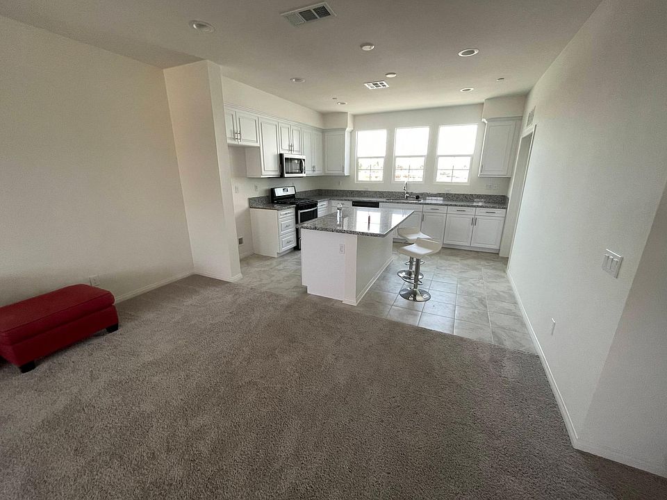 Kitchen/living room.