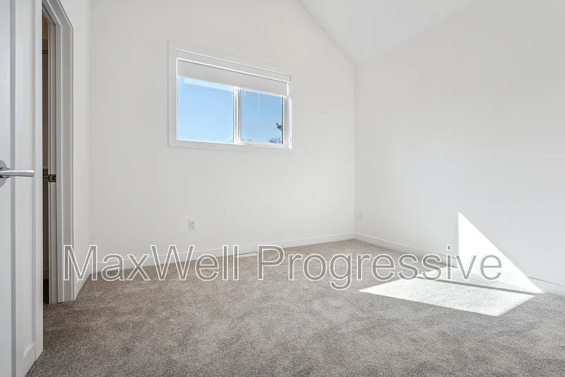 2 bed, 2.5 bath, 980 sqft, $1,945 — Photo 4