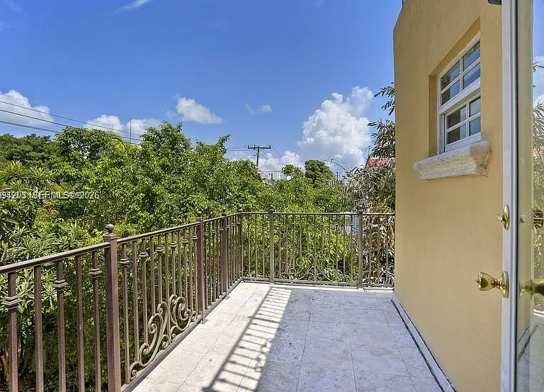 592 Fernwood Rd #B — Photo 16