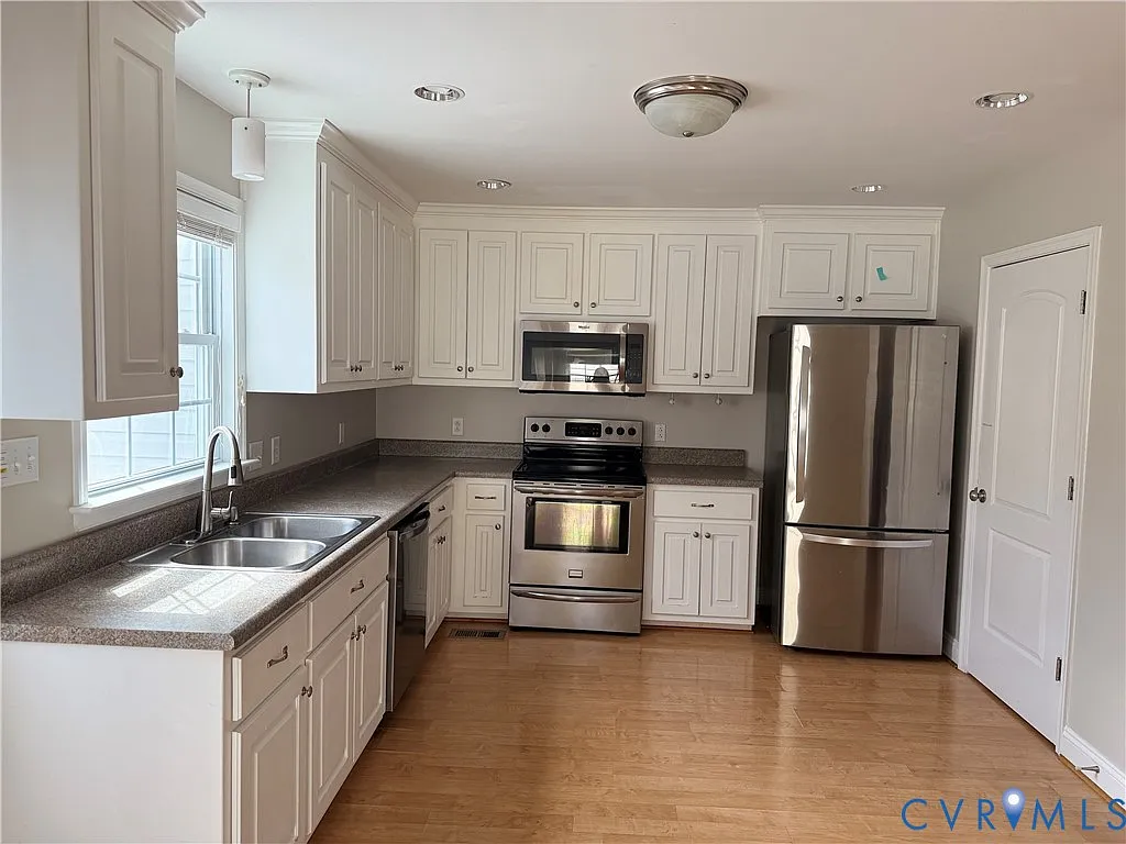 4 bed, 2.0 bath, 1638 sqft, $3,000 — Photo 4