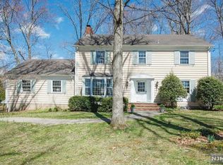 4 Highview Ter, Upper Saddle River, NJ 07458