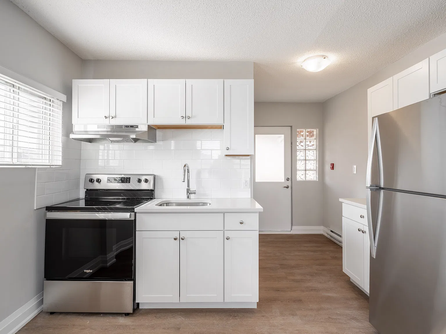 Stylish & Spacious 2-Bedroom 3rd-Floor Apartment 81 Gibson, Unit 5! — Photo 4