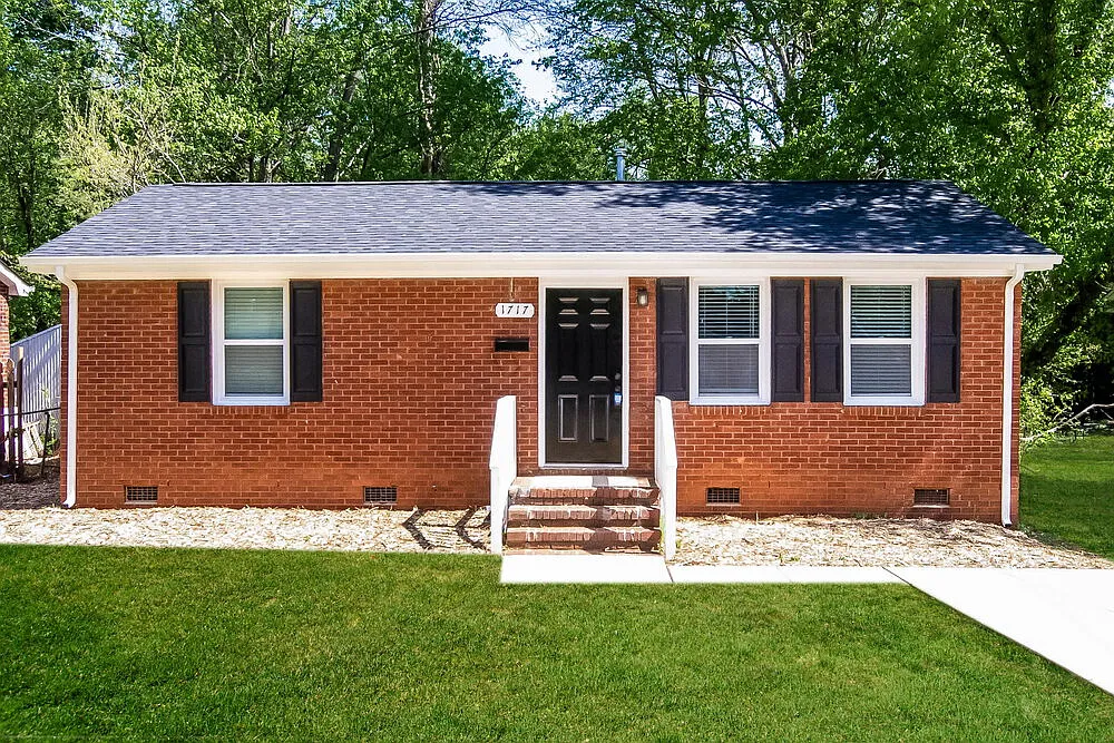 3 bed, 1.0 bath, 864 sqft, $1,635 — Photo 1