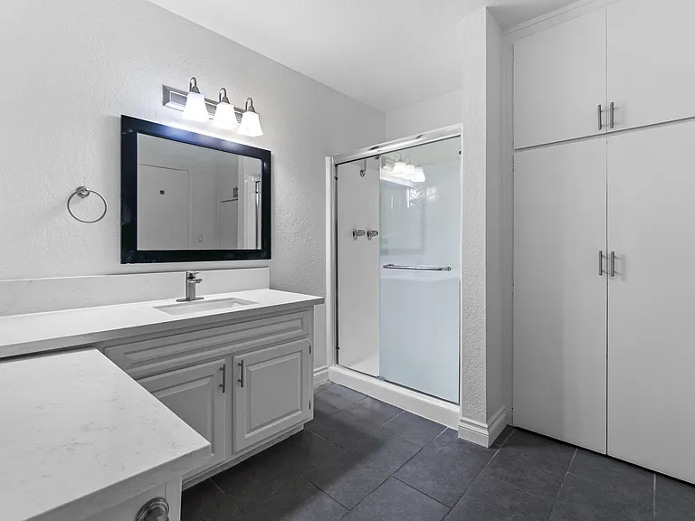 600 Olive Bathroom