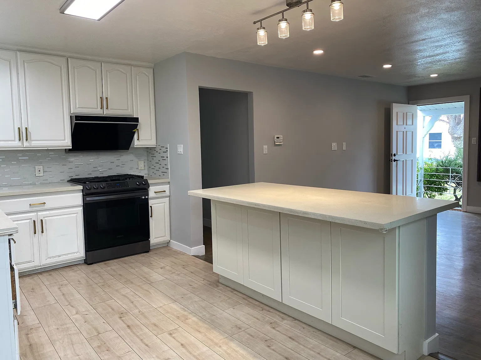 3 bed, 920 sqft, $4,300 — Photo 3
