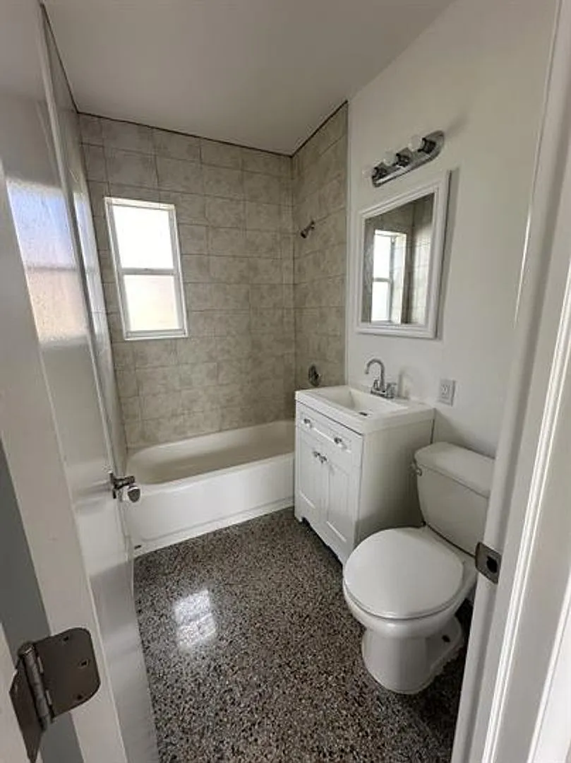 F4 - 211 SW 18 Ave — Photo 3