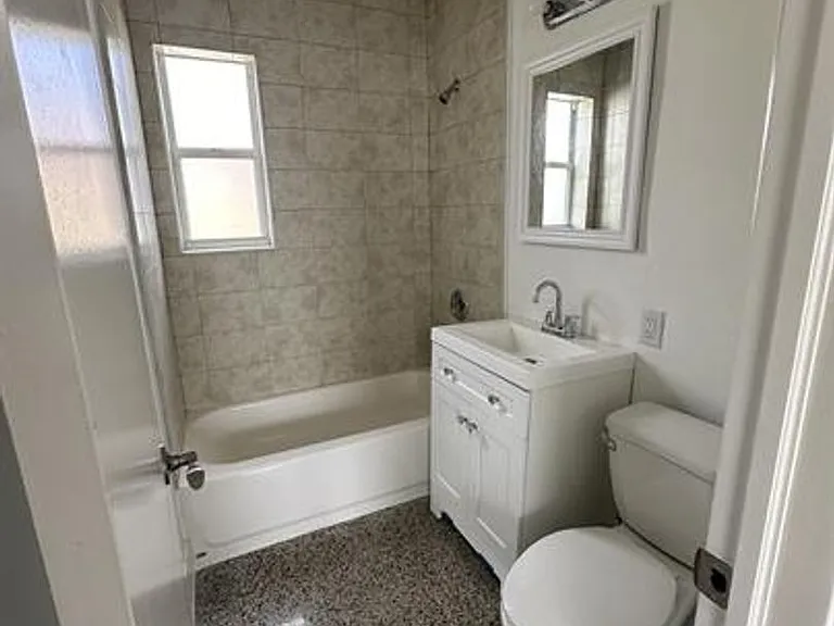 211 SW 18th Ave — Photo 3