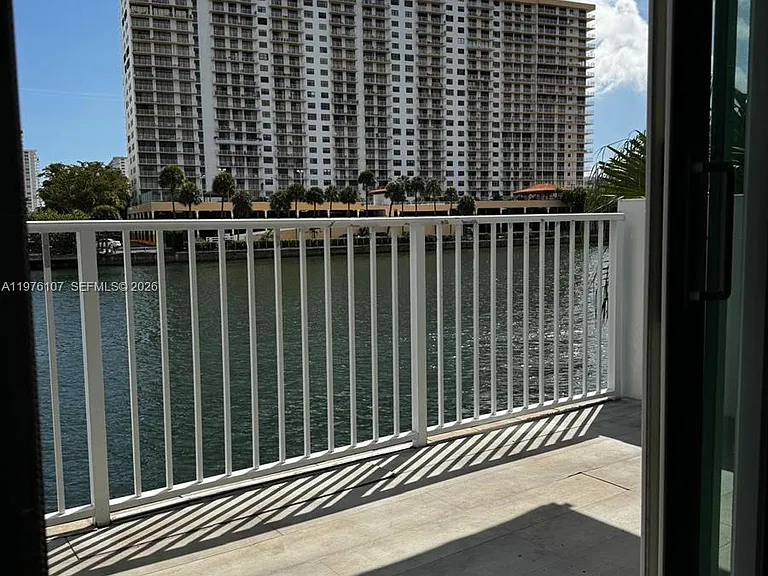 4000 NE 170th St #206 — Photo 2