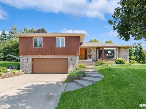 1033 Carriage Hill Dr, Clinton, IA 52732