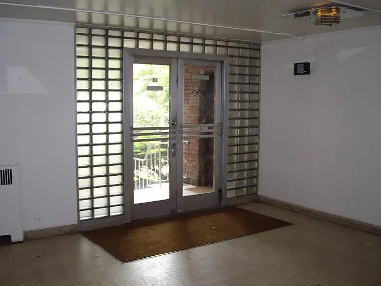 909 Park Ave #D21 — Photo 2