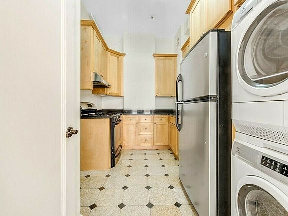 5th image of 47 W 68th St APT 4F