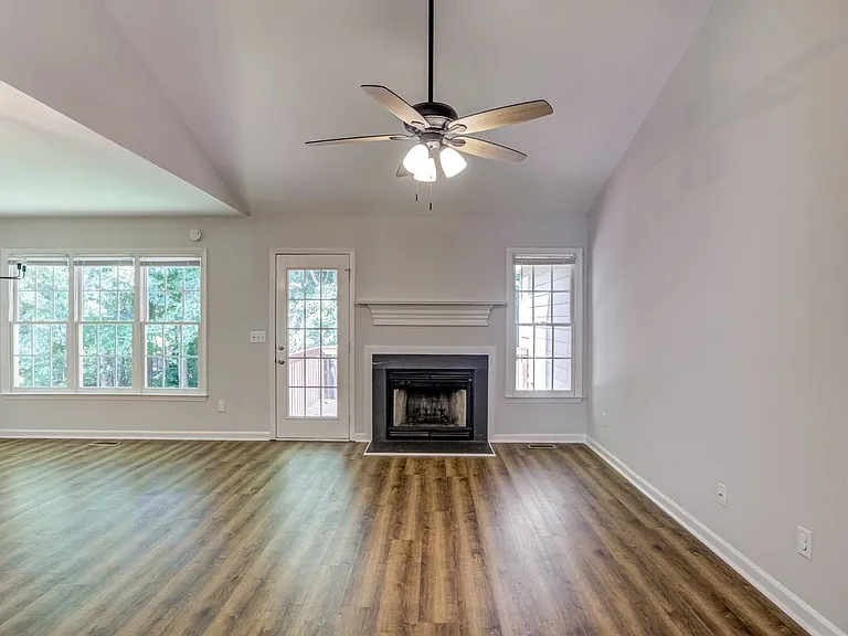 126 Crookham Ct — Photo 9