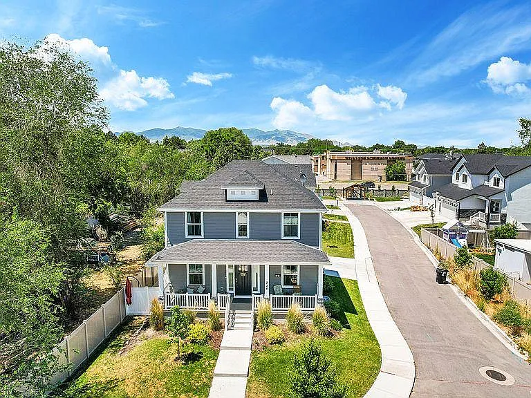 724 E Cami Nicole Ln — Photo 1