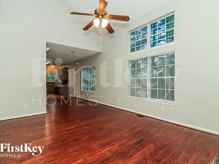 1310 Invermere Dr SE — Photo 5
