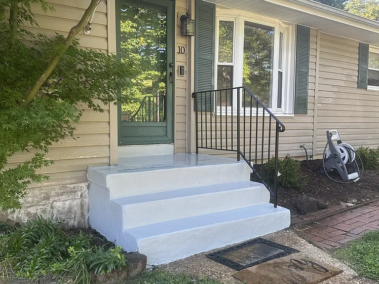 10 N Floyd St — Photo 1