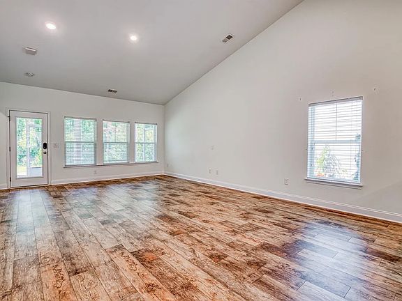 4th image of 2632 Goldfinch Dr
