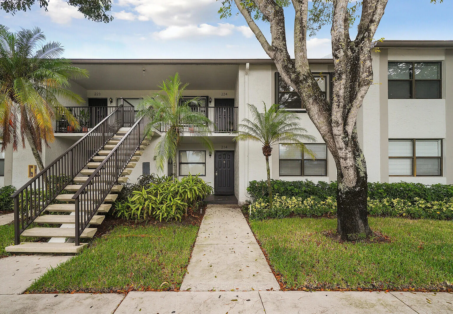 2 bed, 2.0 bath, 900 sqft, $2,700 — Photo 1