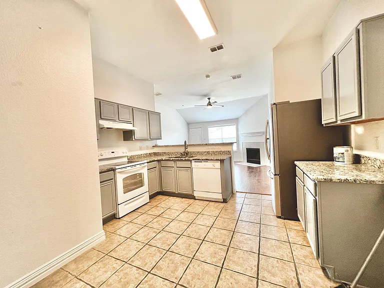 805 Edgehill Rd — Photo 4