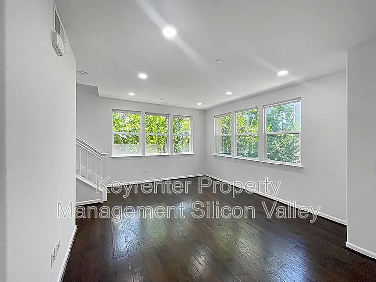 638 Cedarville Ln — Photo 3