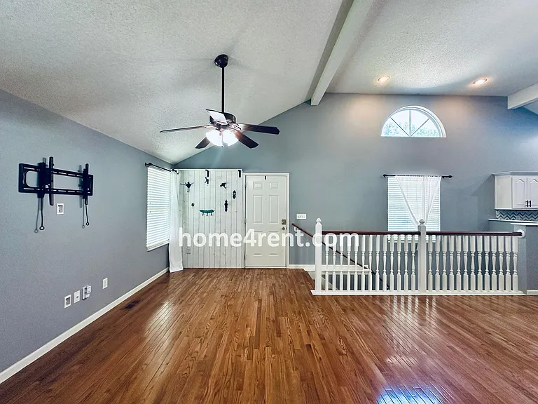 8601 England St — Photo 5