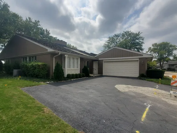 17 Briarwood Ln S, Oak Brook, IL 60523
