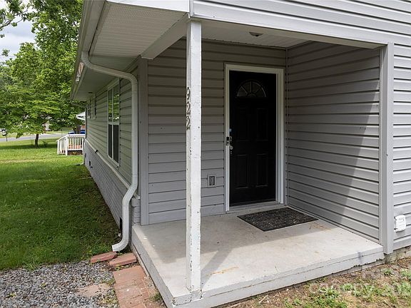 3rd image of 922 Summer Dr