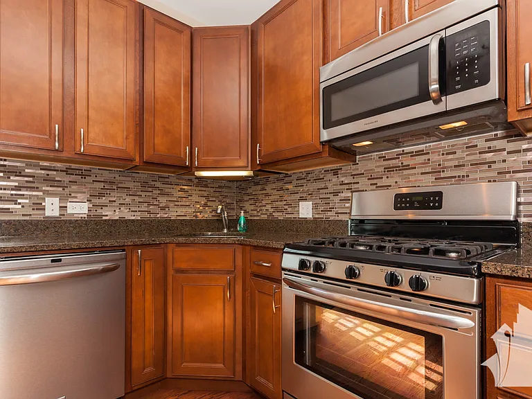 815 W Newport Ave #1R — Photo 3