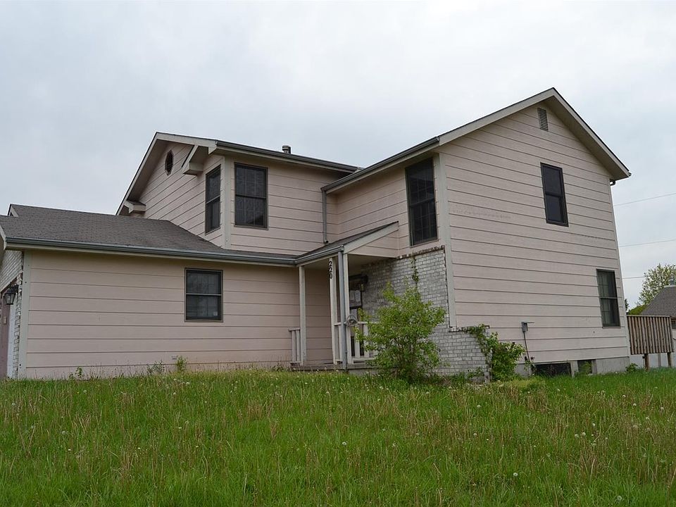 2nd image of 220 Commanche Ct