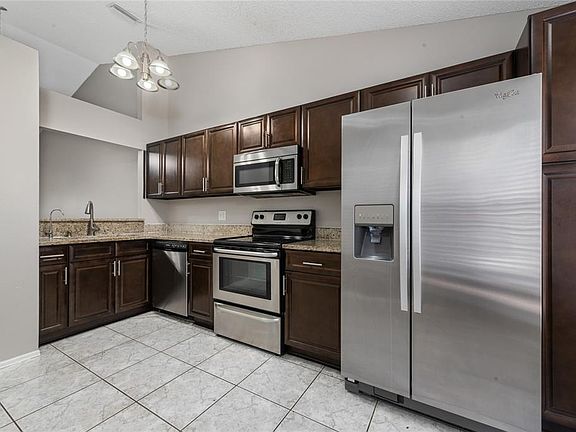 5th image of 140 Lakepointe Cir