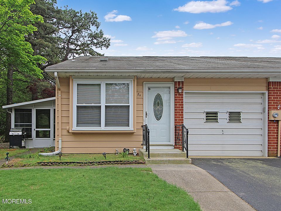 1st image of 8a Lexington Drive