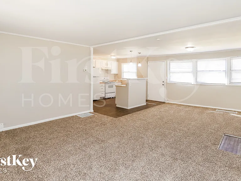1103 NE Cowden Dr — Photo 2