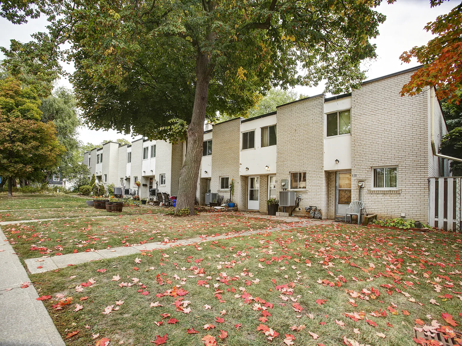 200 Lakeshore Rd. W. — Photo 4