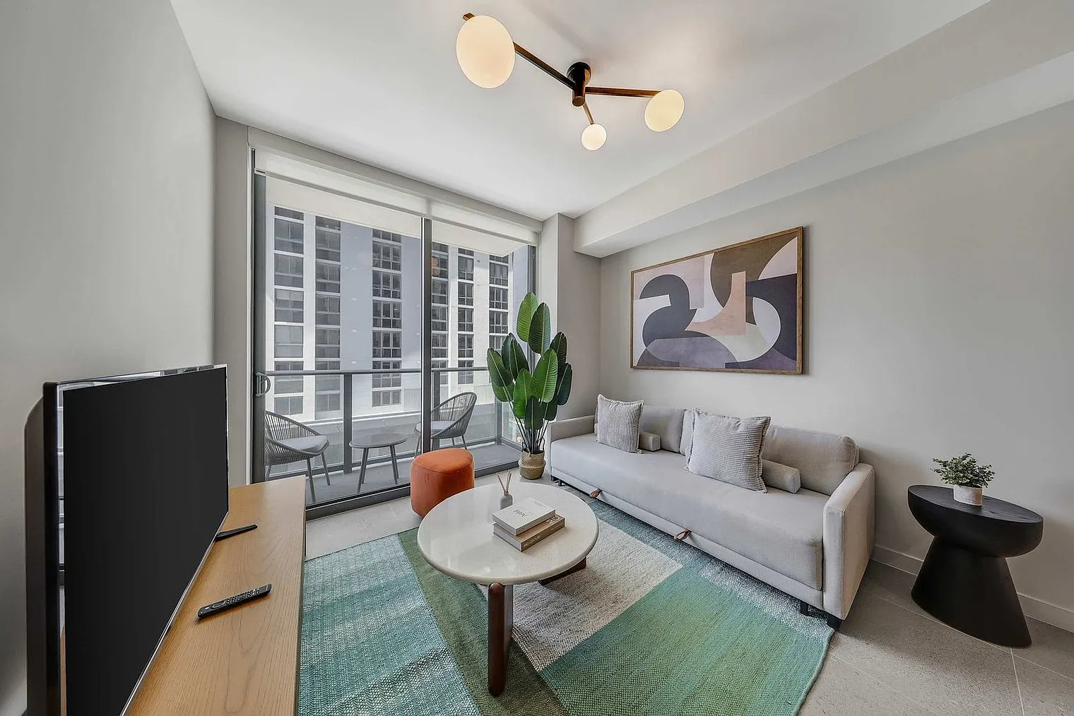 1 bed, 1.0 bath, 592 sqft, $2,145 — Photo 1
